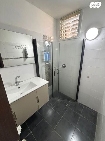 דירה, השוטרים, מזכרת בתיה