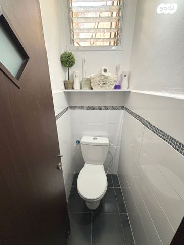 דירה, השוטרים, מזכרת בתיה