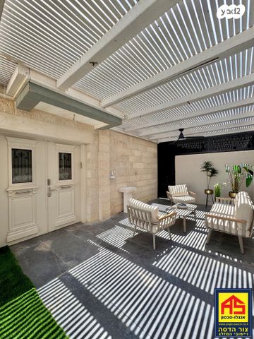 דו משפחתי, סנסן, צור הדסה