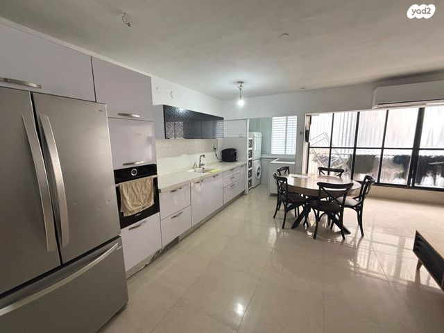 דירה, השוטרים, מזכרת בתיה