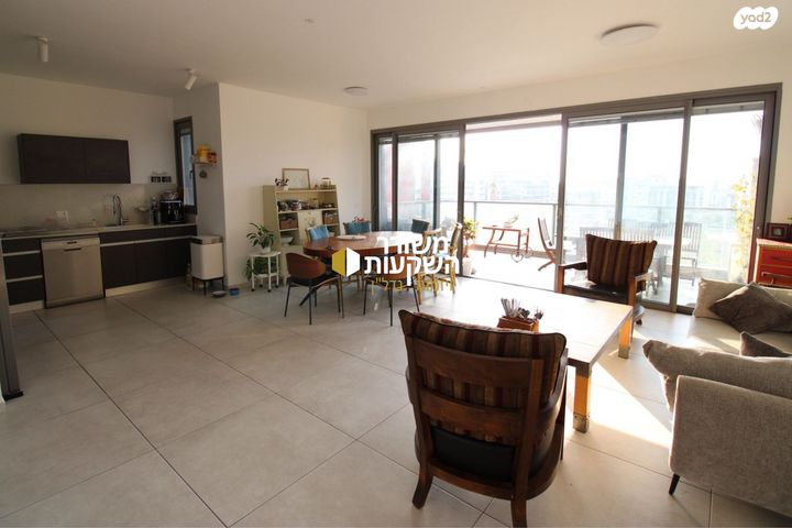 דירה, אריק איינשטיין, הרצליה ב', הרצליה