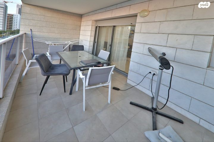 דירה, עוזי חיטמן, נאות אפק, אפקה, קרית ביאליק