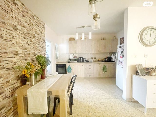 דירה, החצב, בני עי''ש, בני עי"ש