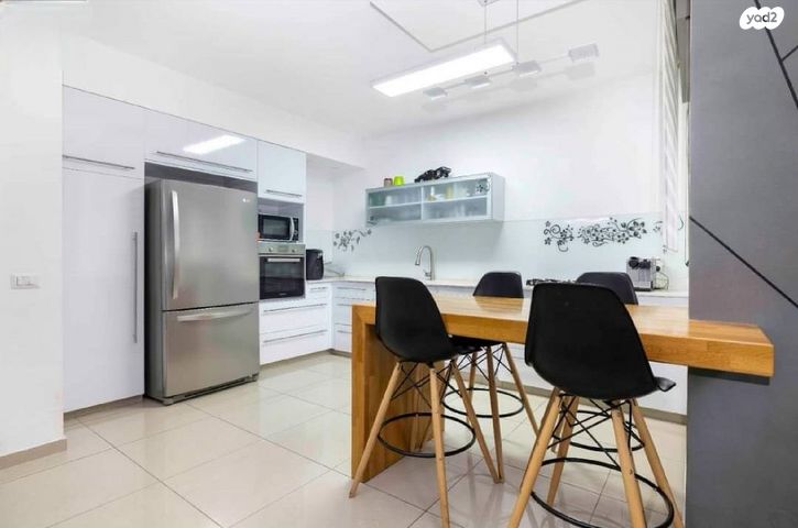 דירה, נתן אלתרמן, רחובות החדשה, רחובות