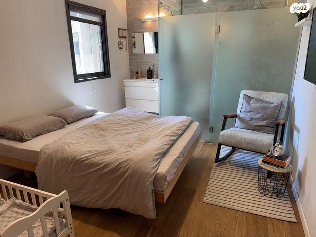 דירה, רות, חרוזים, רמת גן