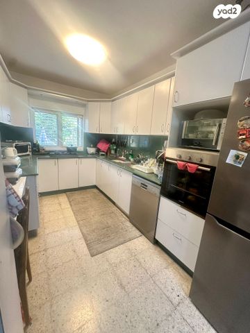 דו משפחתי, צוותא ב, אלפי מנשה