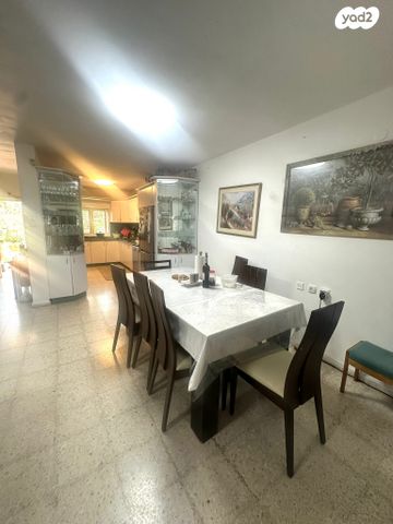 דו משפחתי, צוותא ב, אלפי מנשה