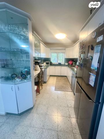 דו משפחתי, צוותא ב, אלפי מנשה