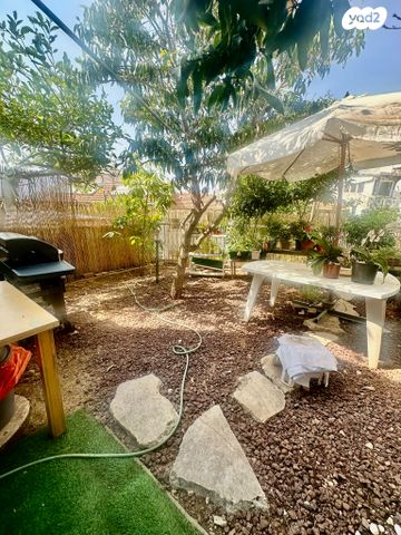 דו משפחתי, צוותא ב, אלפי מנשה