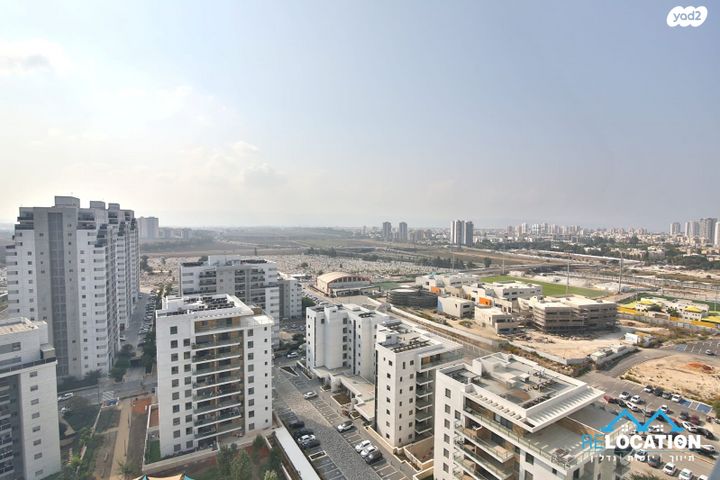 דירה, נעמי שמר, נאות אפק, אפקה, קרית ביאליק