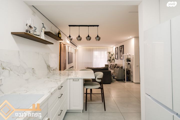 דירה, אריק איינשטיין, נווה שרון / שער העיר, נתיבות