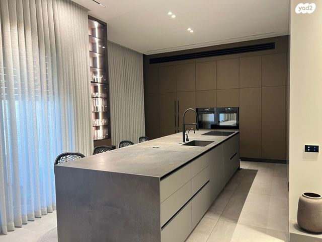 גג/ פנטהאוז, אדמונד סחייק, מלחה, מנחת, ירושלים