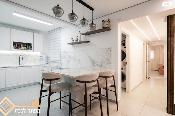 דירה, אריק איינשטיין, נווה שרון / שער העיר, נתיבות