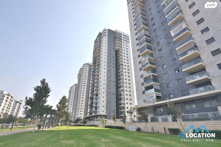 דירה, נעמי שמר, נאות אפק, אפקה, קרית ביאליק