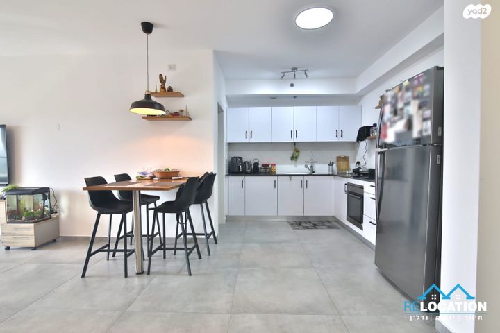 דירה, נעמי שמר, נאות אפק, אפקה, קרית ביאליק