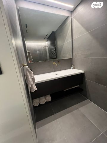 גג/ פנטהאוז, אדמונד סחייק, מלחה, מנחת, ירושלים