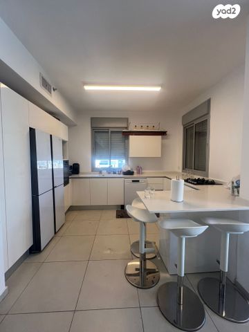 גג/ פנטהאוז, היינץ כהן, קרית אילון, חולון