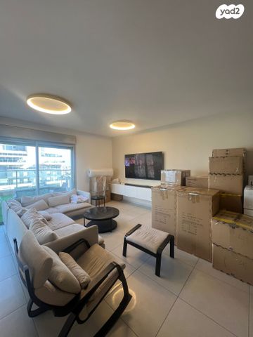 גג/ פנטהאוז, היינץ כהן, קרית אילון, חולון