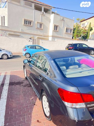 סובארו B4/לגאסי