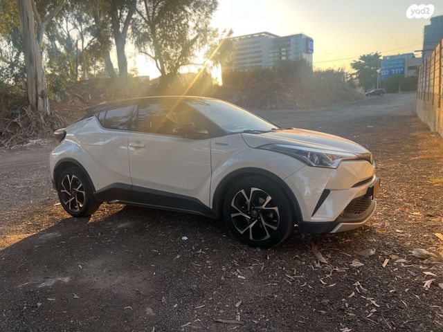 מודעת רכב טויוטה C-HR