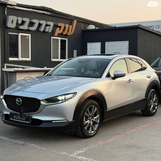 מודעת רכב מאזדה CX-30
