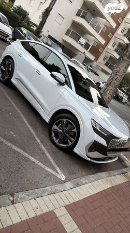 מודעת רכב אאודי Q4 e-tron