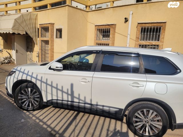 מיצובישי אאוטלנדר