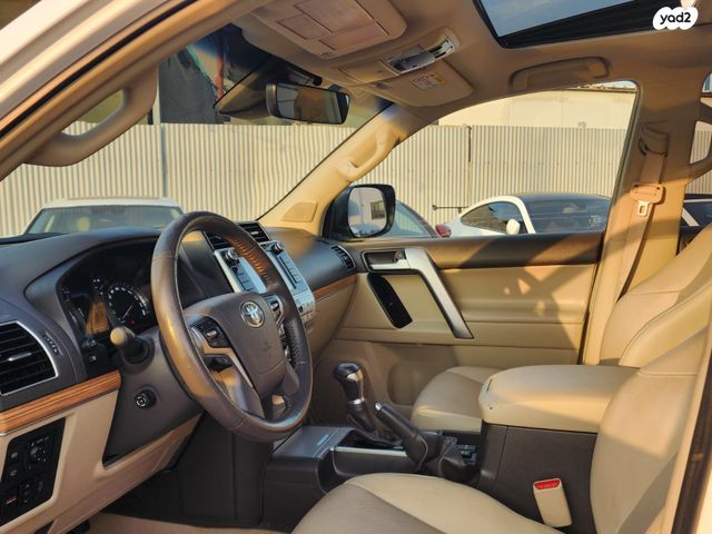 טויוטה לנד קרוזר