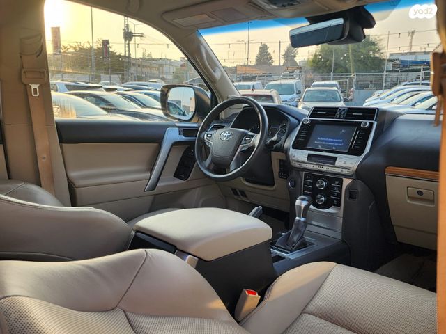 טויוטה לנד קרוזר