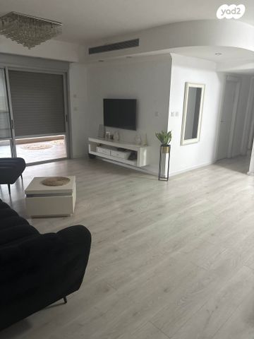 לאה גולדברג 4