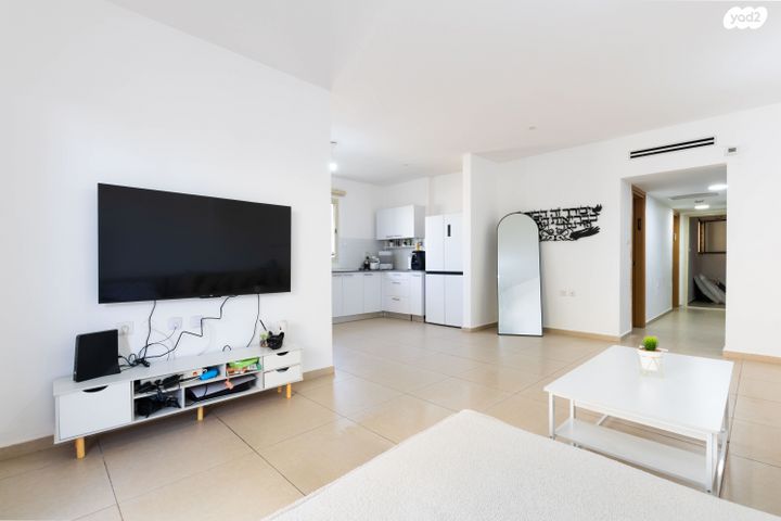 דירת גן, המשוררת 1, אירוס, ירוחם