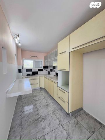 לוי אשכול 25