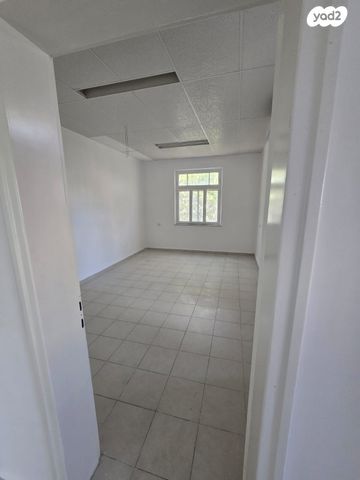 דירה, דרך אלנבי 42, ואדי נסנאס, חיפה