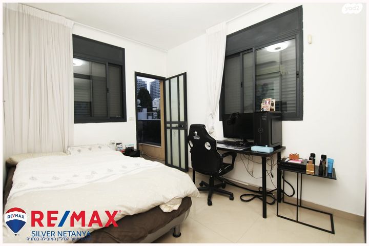 טריפלקס, אנטוורפן, פרדס הגדוד, נתניה