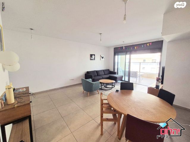 דירה, הזמר העברי, כפר סבא