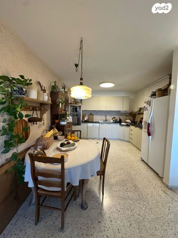 דירת גן, האלון, רמות יצחק, נשר