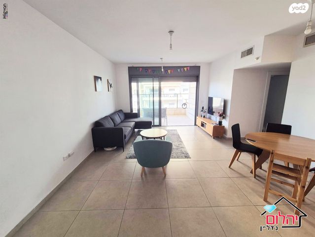 דירה, הזמר העברי, כפר סבא