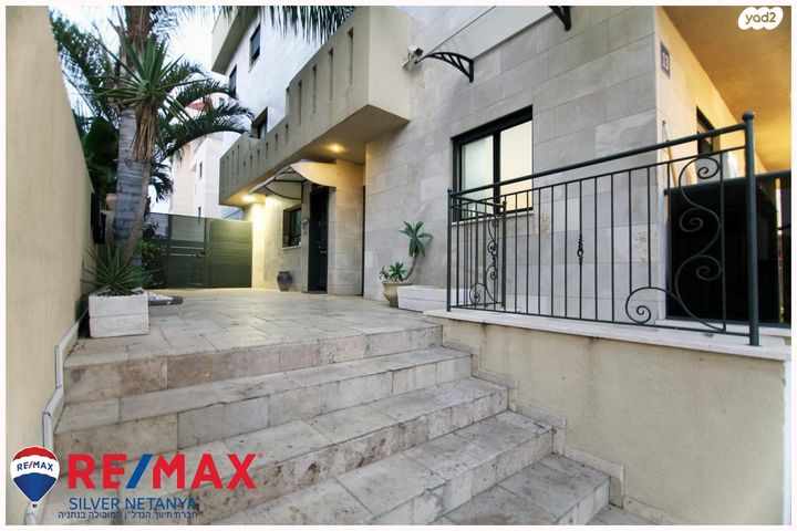 טריפלקס, אנטוורפן, פרדס הגדוד, נתניה