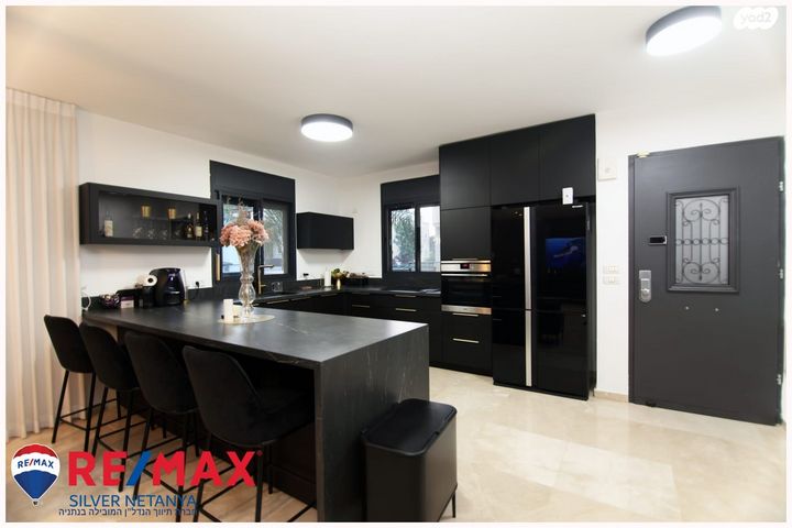 טריפלקס, אנטוורפן, פרדס הגדוד, נתניה