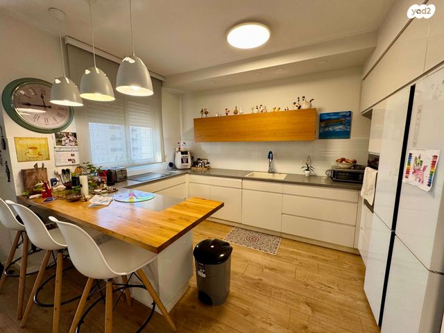 דירה, נחל אלכסנדר, צור יצחק, צור יצחק