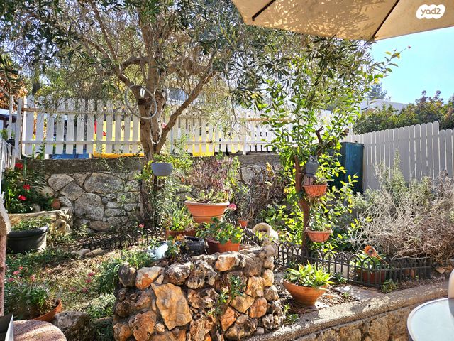 דו משפחתי, כפר ורדים