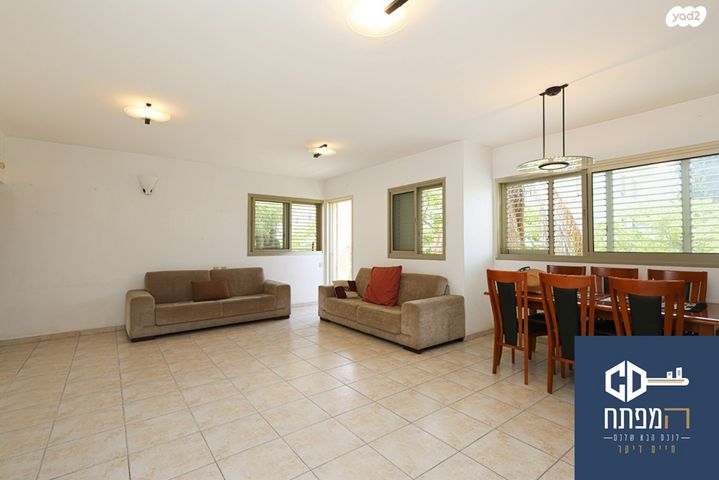 דירה, א.ד. גורדון, הרצליה הצעירה, הרצליה