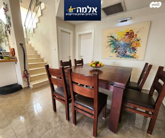 דירת גן, הדקל, צמח השדה, מעלה אדומים