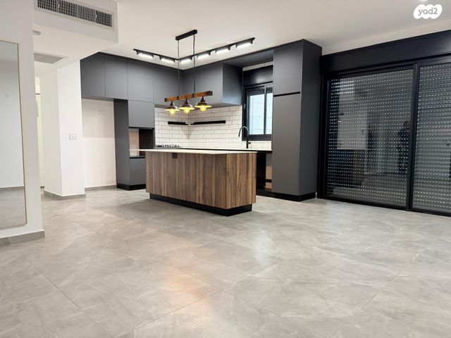 דירה, רפאל איתן, נאות שמיר, רמלה