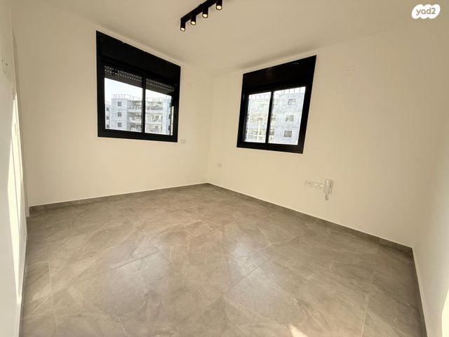 דירה, רפאל איתן, נאות שמיר, רמלה