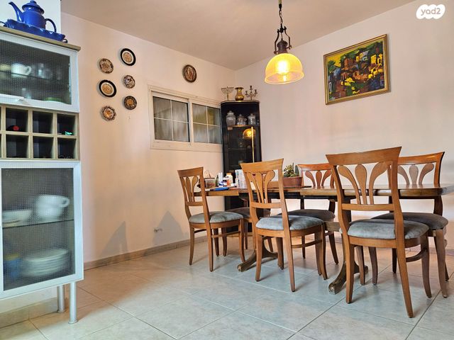 דו משפחתי, כפר ורדים