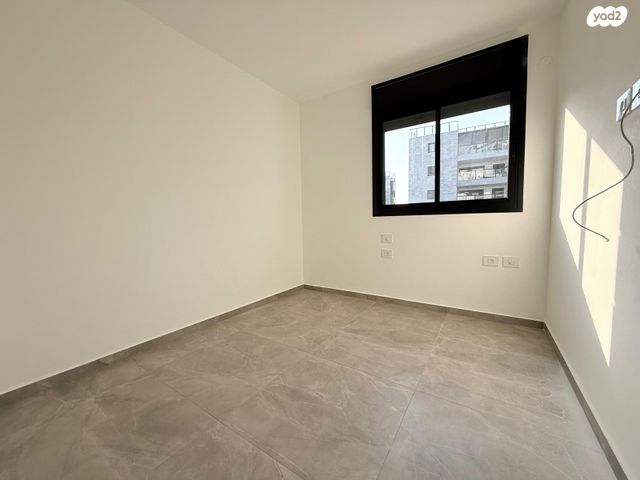 דירה, רפאל איתן, נאות שמיר, רמלה