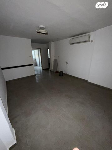 דירת גן, אפרים צור, שקמים ואגמים, אשקלון