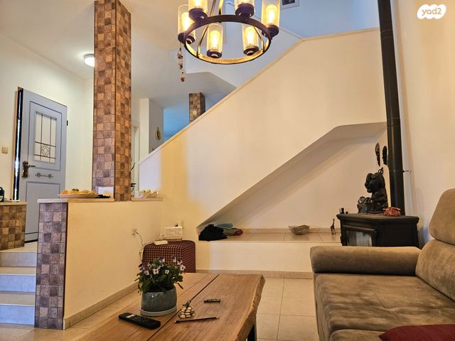 דו משפחתי, כפר ורדים