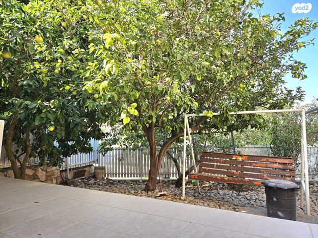 דו משפחתי, כפר ורדים